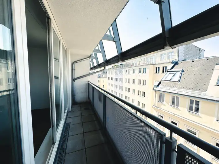 NEU! Geräumige 2-Zimmerwohnung mit Loggia nahe U6 zu vermieten! Parkplätze verfügbar!