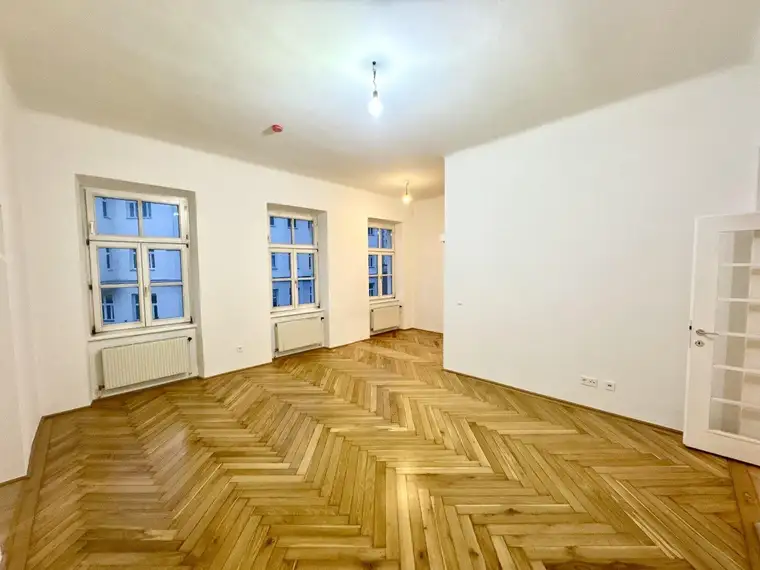 NEU! WG-Geeignete 3,5 Zimmerwohnung in wunderschönem Altbauzinshaus!