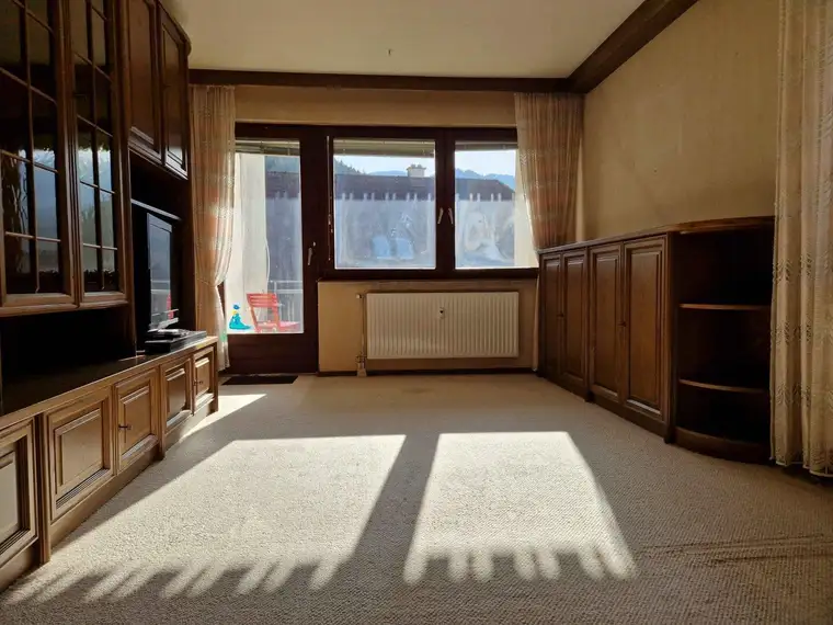 Sanierungsbedürftige 3-Zimmer Wohnung mit Loggia und Terrasse