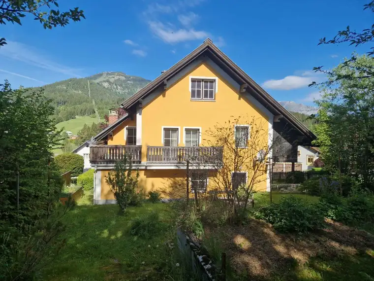 Ein-/Mehrfamilienhaus mit Entwicklungspotential in schöner sonniger Aussichtslage mit großem Garten