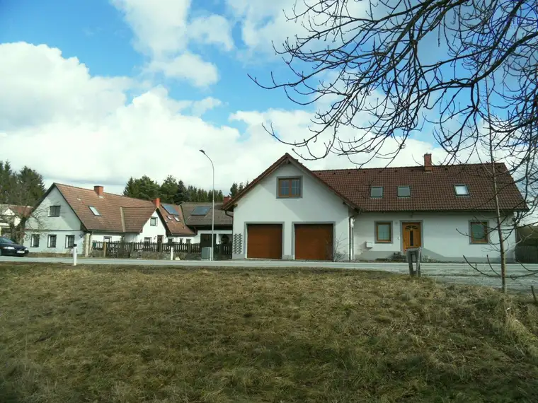 Anwesen mit zwei Wohngebäuden in sonniger ländlicher Lage
