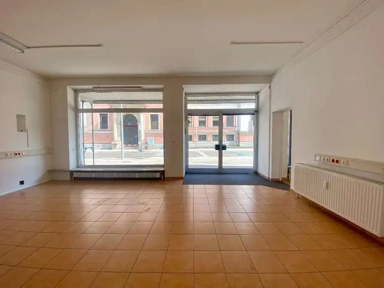 Vielseitig nutzbares Geschäftslokal mit großer Auslage in Bruck an der Mur!