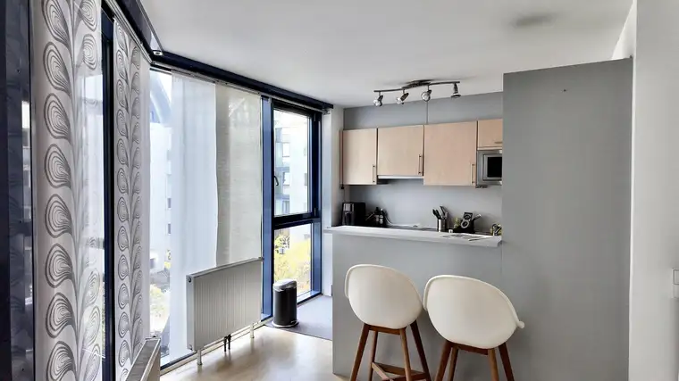 Modernes, ruhiges Apartment mit Loggia und großem Wellnessbereich