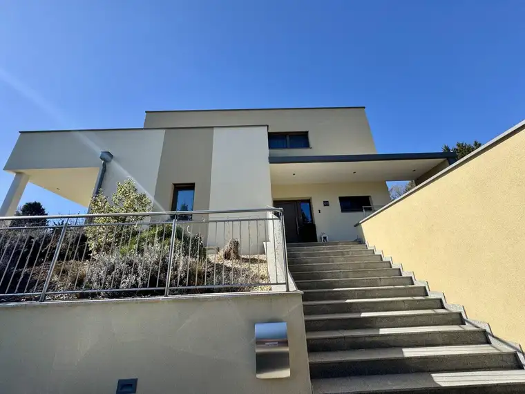 Exklusives Familiendomizil mit moderner Architektur und vielen Highlights ...!