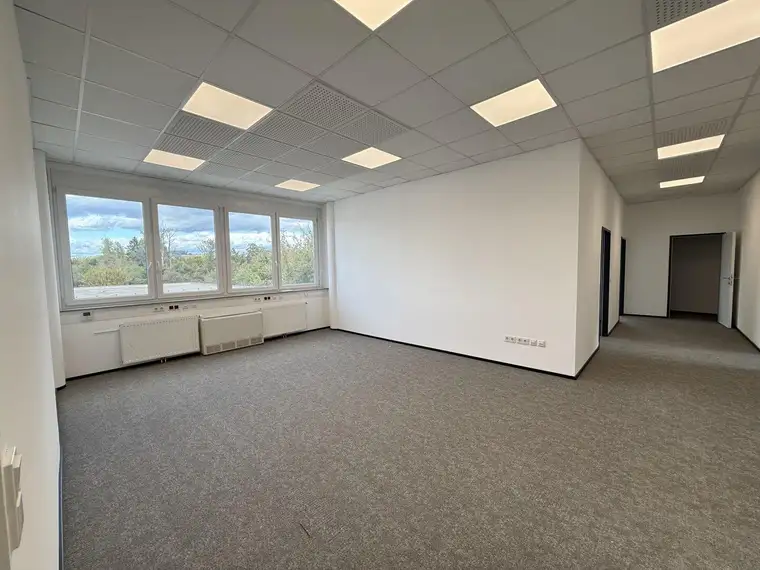 +++ ecobase +++Lichtdurchflutete Bürofläche komplett modernisiert zu vermieten!