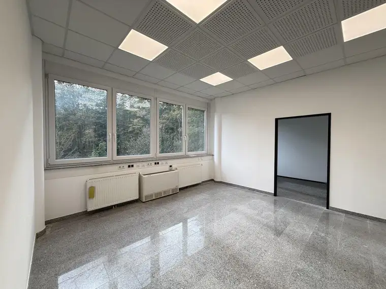 +++ ecobase +++ Modernes 3- Zimmerbüro ab sofort zu vermieten!