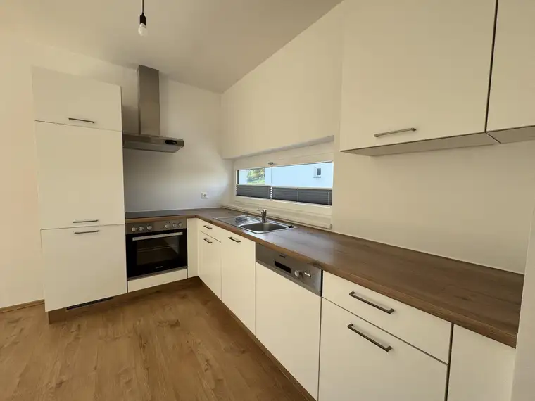 Großzügige 3-Zimmer-Mietwohnung mit überdachtem Balkon &amp; Carport – ab sofort verfügbar!