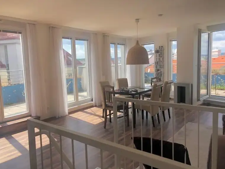 Dachgeschoss Maisonette mit großer Terrasse und traumhaftem Ausblick, WG geeignet