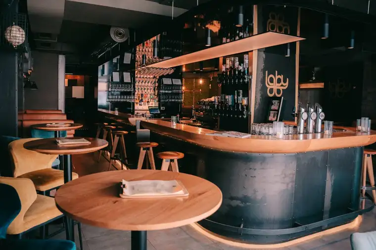 Einzigartige Gelegenheit: Stilvolles Lokal mit Clubbereich &amp; Schanigarten in bester Lagen in Ottakring!