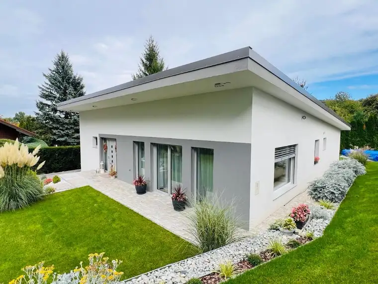 Stilvoller Neubau-Bungalow mit Stil &amp; Garten-Wohnen auf einer Ebene mit Wohlfühlfaktor, bei Neunkirchen