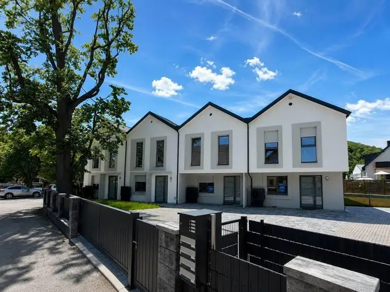 Exklusives Neubau-Reihenhaus auf Eigengrund mit großzügigem Eigengarten