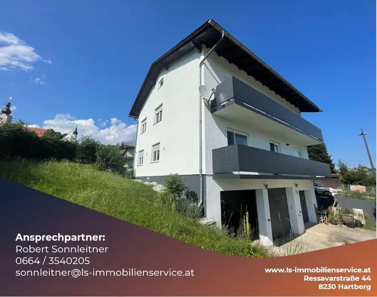 Großzügiges Zweifamilienhaus mit großen Garagen in zentraler Lage in Friedberg