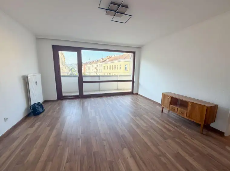 Zwei Zimmer Wohnung mit Loggia zu vermieten! Nähe Dresdner Straße U-Bahn!