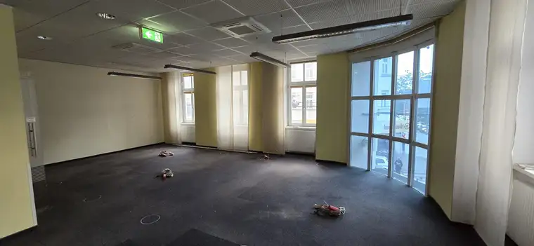 Gewerbliche Fläche für Praxis-Ordination in zentraler Lage - 156m², 4 Zimmer, gepflegt, barrierefrei mit Klimaanlage &amp; Aufzug - 1150 Wien