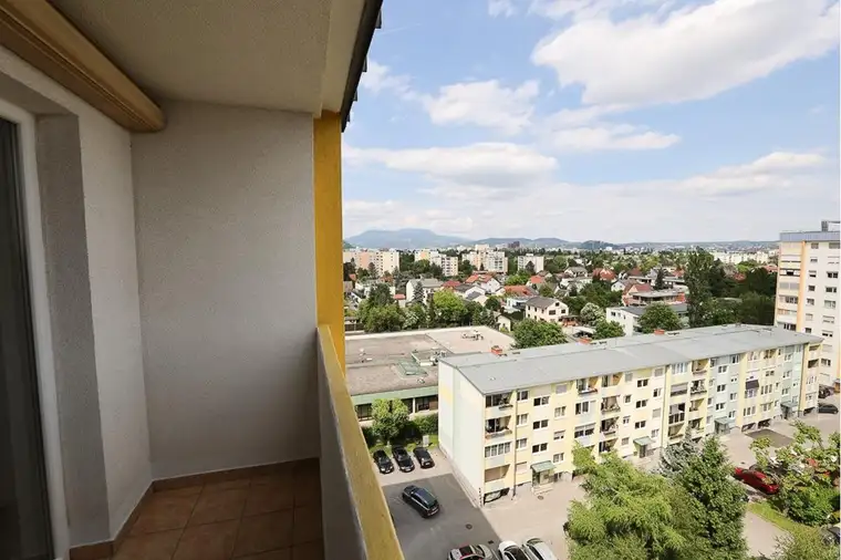 Gemütliche 2 Zimmerwohnung mit Schloßbergblick im letzten Stock