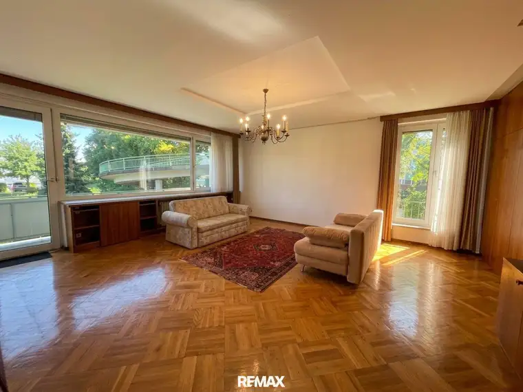 Großzügige, renovierungsbedürftige 4,5-Zimmer-Wohnung mit Loggia in Top-Lage in St. Martin