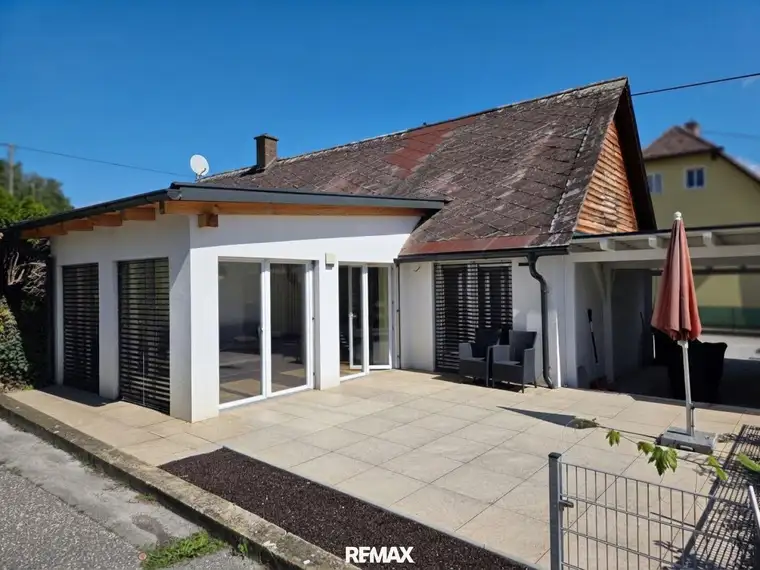Kernsaniertes, modernes Haus mit kompakter Wohnfläche und großzügiger Terrasse