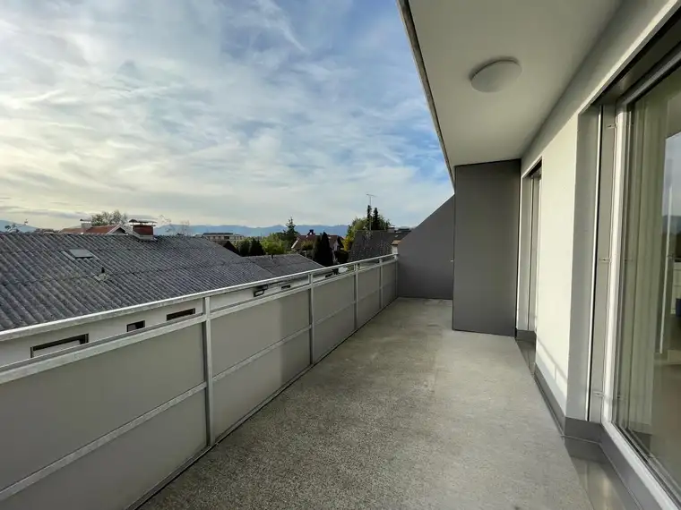 Hohenems: Neuwertige Dachgeschoßwohnung mit Süd-Terrasse und Carport