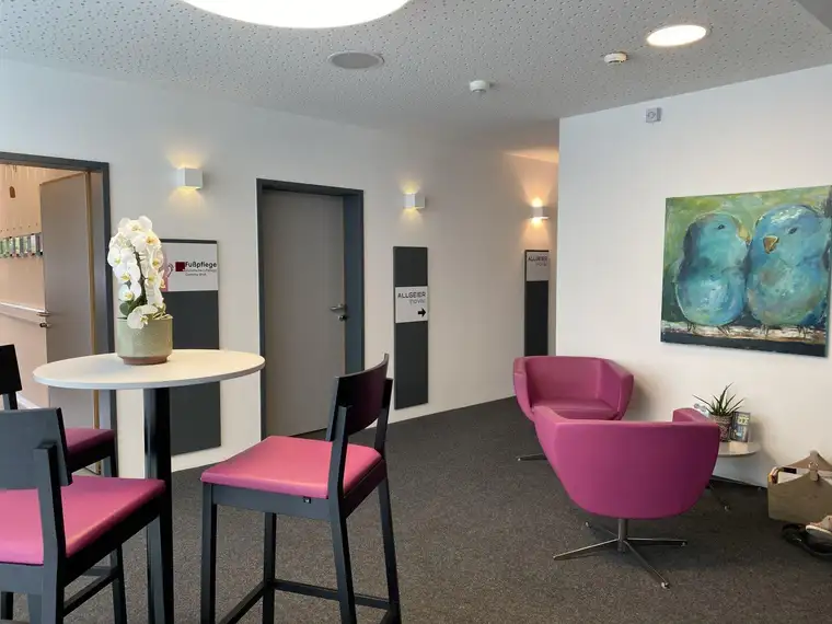 Kleine - feine Geschäftsfläche mit allgemein Teeküche und Kunden-Wartebereich