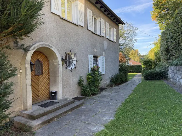 Inspirierende 4,5 Zimmer Altbauwohnung mit Garage, Garten und Balkon