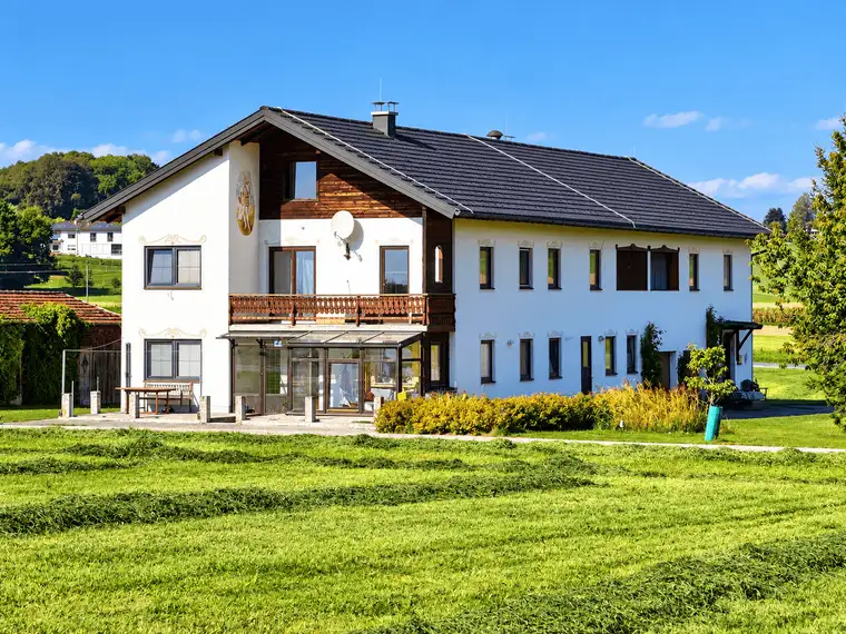 MEHRFAMILIENHAUS MIT DREI WOHNEINHEITEN IN ALLEINLAGE 
