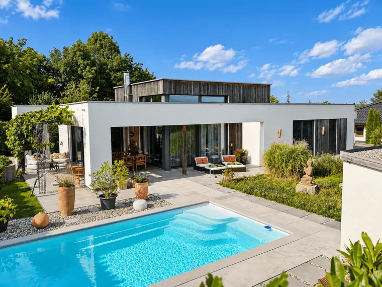 EINZIGARTIGES WOHNERLEBNIS – EXKLUSIVER, BARRIEREFREIER BUNGALOW MIT POOL &amp; TRAUMHAFTEM GARTEN
