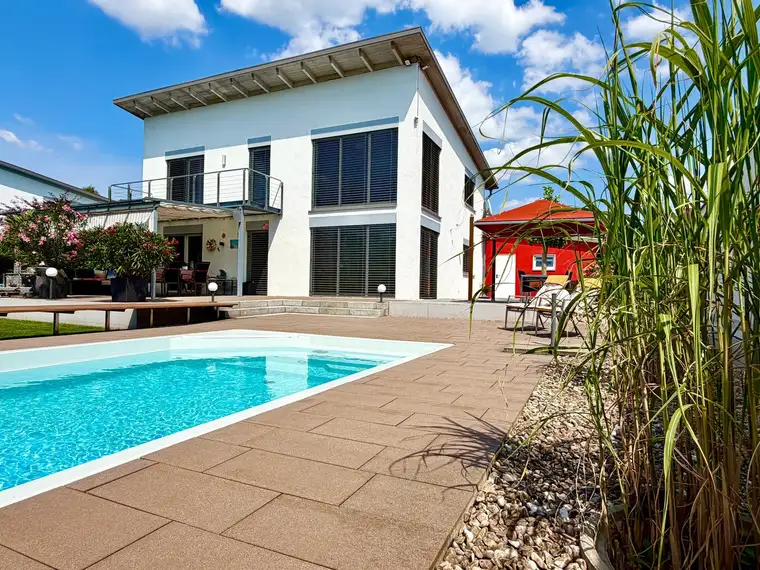 ARCHITEKTENHAUS MIT PARKÄHNLICHEM GARTEN, POOL UND EXKLUSIVER AUSSTATTUNG