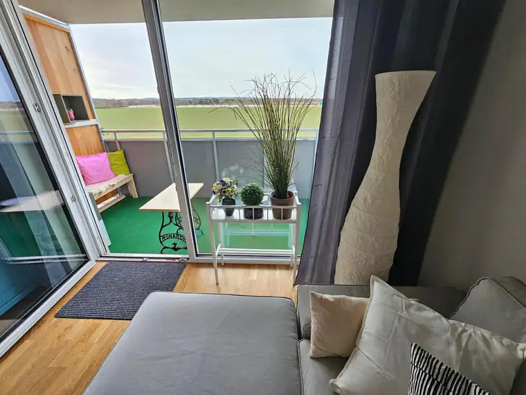 NEUWERTIG: VOLL MÖBLIERTES 2-Zimmer APARTMENT um 890 EUR Monatsmiete am STADTRAND WIENS. In 20min bei UNO-CITY. Mit Balkon und BISAMBERG-Blick! 