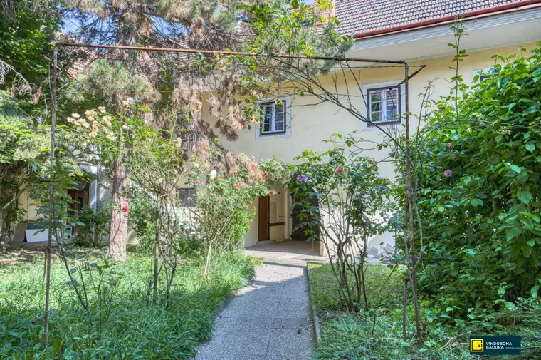 NEUER PREIS | Sanierte 2-Zimmer-Wohnung in geschichtsträchtigem Gebäude | Provisionsfrei