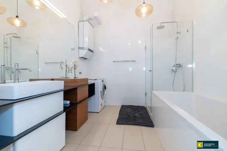 Wohnen beim Naschmarkt: Stilvolle 2-Zimmer-Wohnung mit Terrasse &amp; Wohlfühlkomfort in ruhiger Innenhoflage