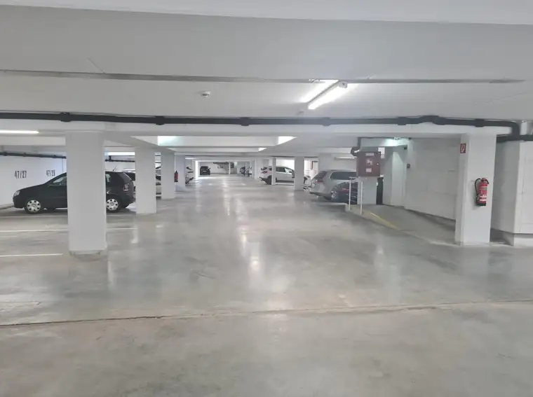 HELLE überbreite TIEFGARAGENPLÄTZE ZU VERMIETEN! 