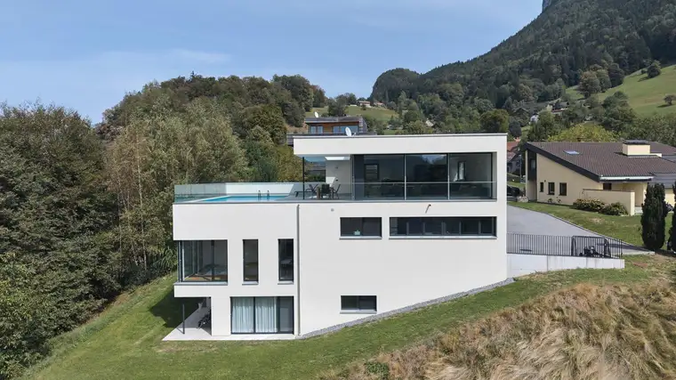 Traumhaftes Villa in Götzis mit Pool, Aufzug, Terrasse &amp; Garage!
