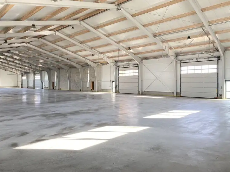 HALLE für Lagerung oder Produktion + BÜRO gleich bei Wien Nord // 100 kWp Photovoltaik + Luftwärmepumpe // Nähe G3, Autobahn, Brünner Straße