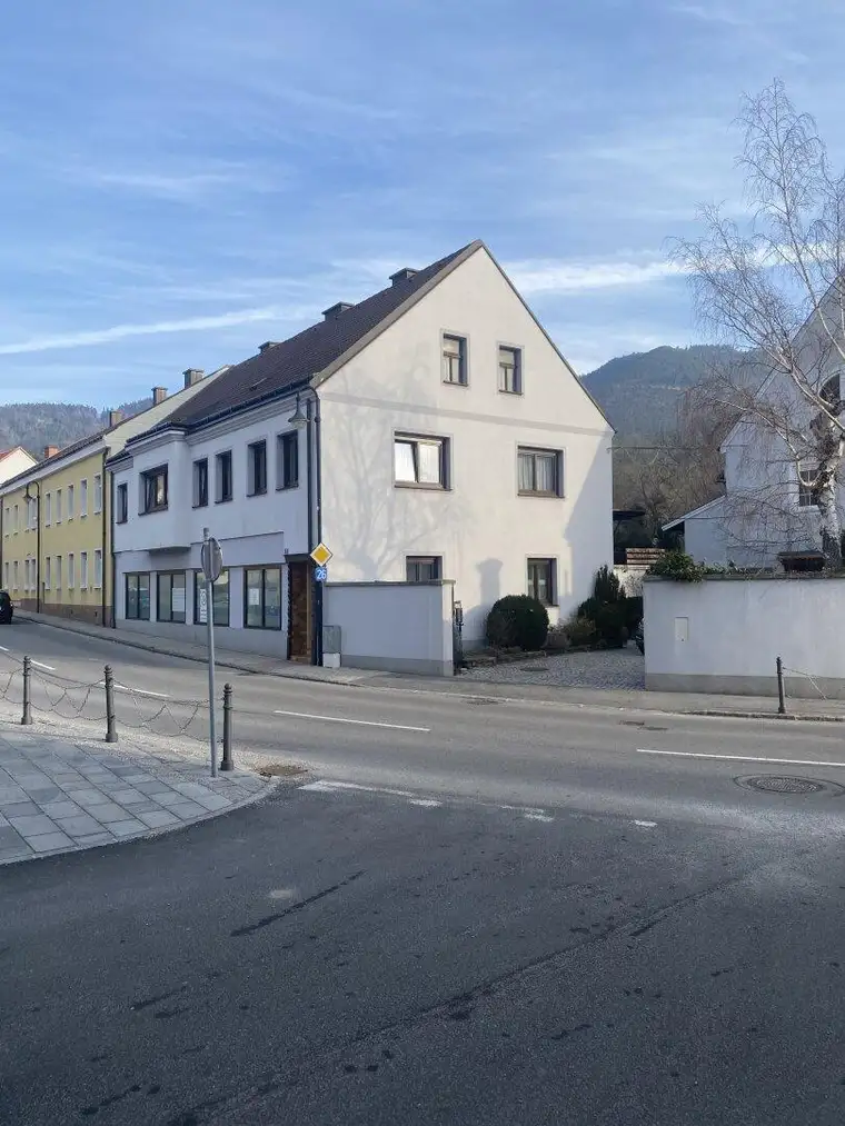2 getrennte gepflegte Häuser (derzeit vermietet) auf einem Grund, zentrale Lage
