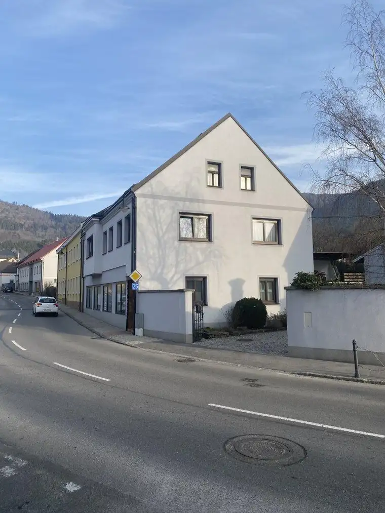 2 getrennte gepflegte Häuser (derzeit vermietet) auf einem Grund, zentrale Lage