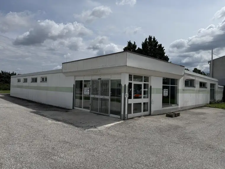 Halle / Markthalle / Mehrzweckhalle in guter Lage mit großem Parkplatz zu mieten