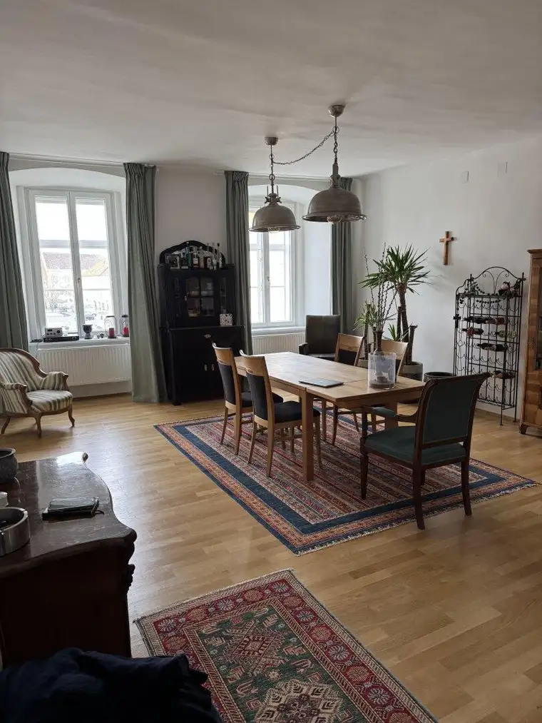 Stilvolles Wohnen in zentraler Lage - Altbau