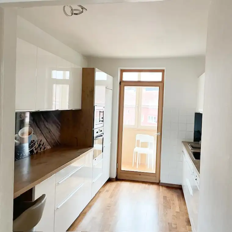 Großzügige 4 Zi.-Wohnung sucht neuen Besitzer (auch 4er WG möglich)