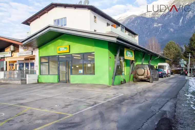 Innsbruck: Großzügige Gewerbeimmobilie mit Parkplätzen