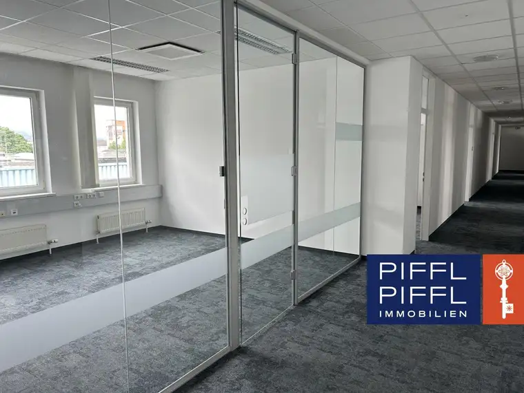 Großzügiges helles Büro mit Parkplätzen