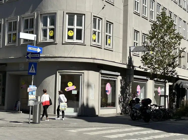 Attraktive Ecklage auf der Landstraße - große Auslagen!