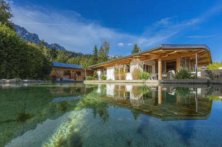 Moderner Bungalow mit Schwimmteich direkt am Golfplatz in Ellmau