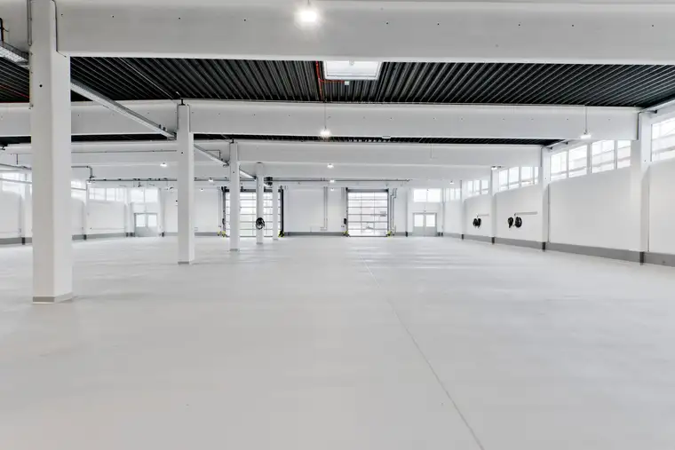 LAGERHALLE GENERALSANIERT-CO2 NEUTRAL-PHOTOVOLTAIK AM DACH