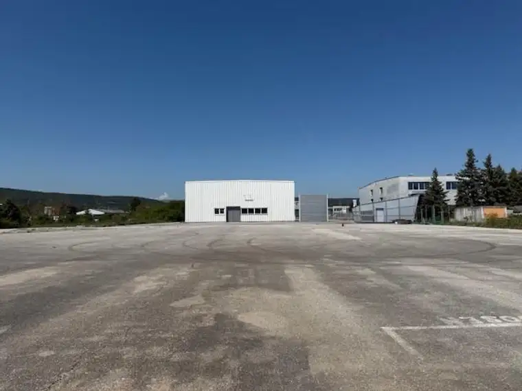 1.500 m² Lagerhalle + 8.000 m² Freifläche asphaltiert zu verkaufen