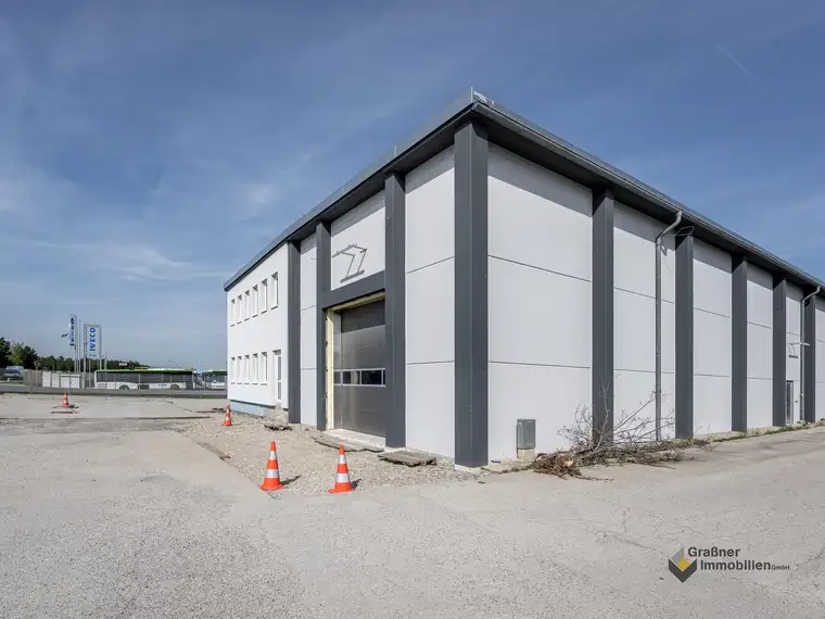 1.500 m² Lagerhalle und kleine Bürofläche + 8.000 m² Freifläche zu vermieten