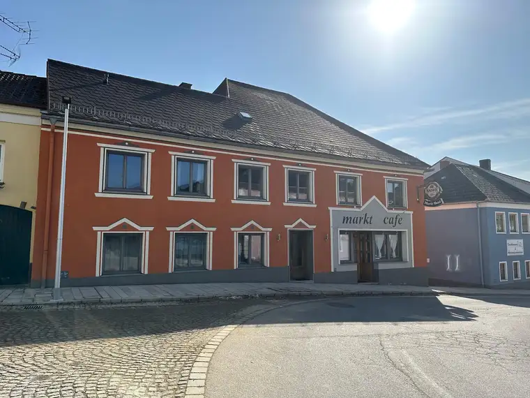 Café in zentraler Lage mit schönem Gastgarten im Innenhof