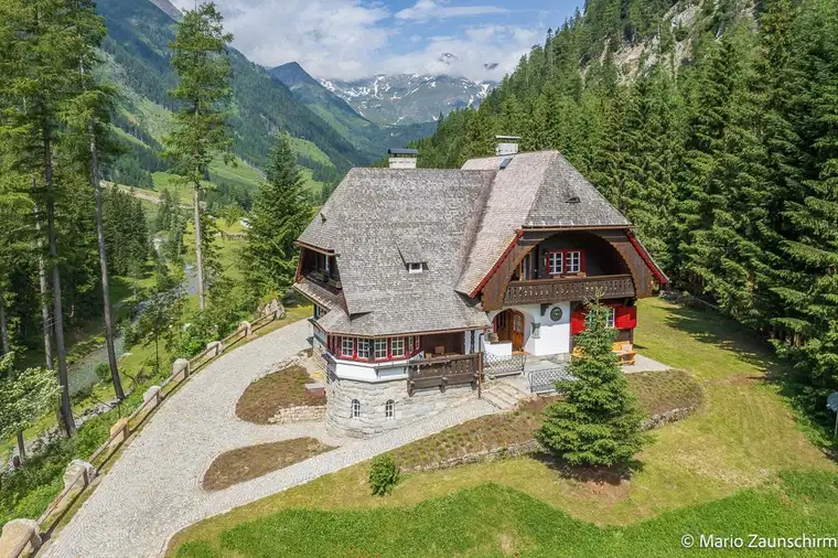RESERVIERT! Märchenhafte Berg-Stil-Villa auf der Alpensüdseite