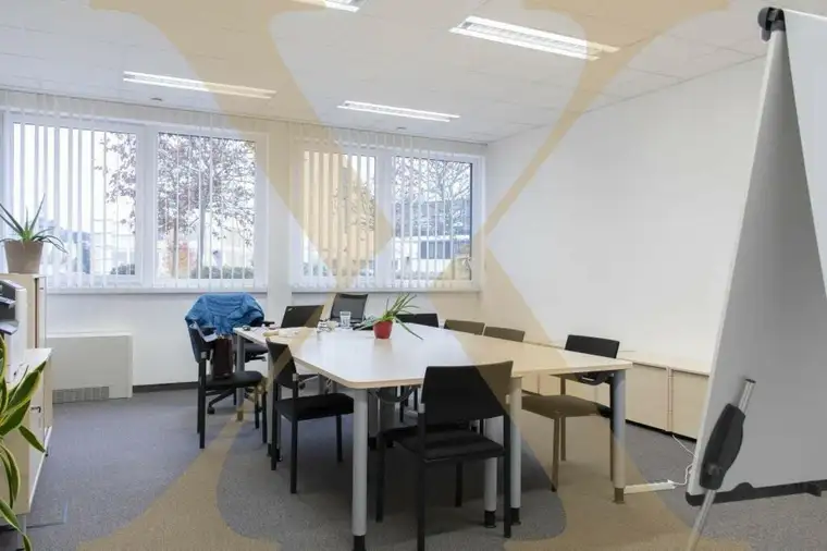 Neuwertige ca. 200m² große Bürofläche im Bürocenter Vöcklabruck zu vermieten