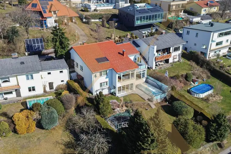 Exklusives Einfamilienhaus in Altenberg (Oberbairing) bei Linz mit Einliegerwohnung, Pool und Wintergarten!
