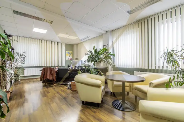 Geräumiges Büro mit großzügiger Lager-/Archivfläche und Parkplätze in Traun zu vermieten!